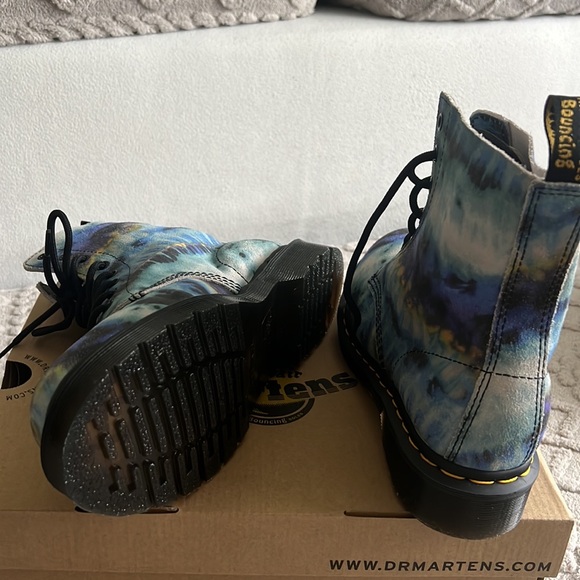 DR. MARTENS | Blue tie dye special edition 8 hole dr. Marten ankle boot - Picture 5 of 8